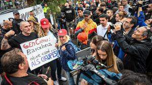 Concentración de Desokupa en contra de Ada Colau en la plaza Universitat de Barcelona.