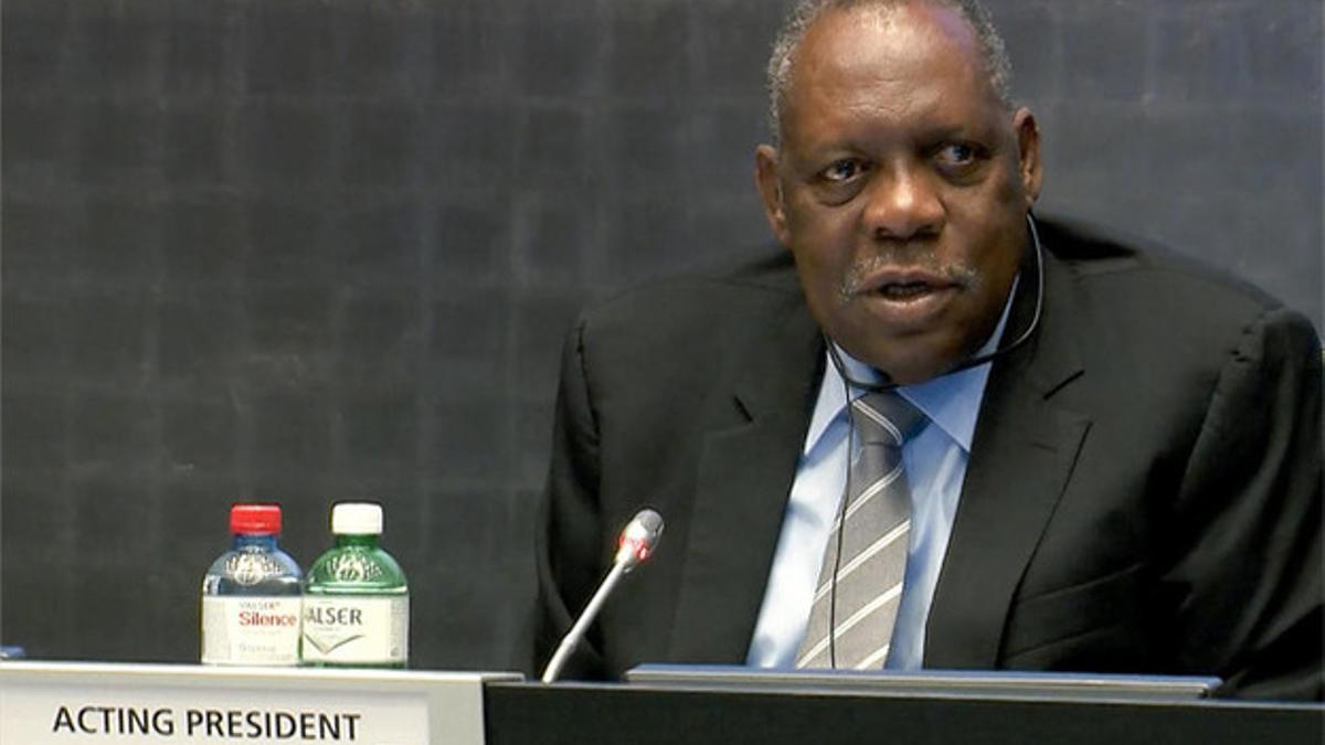 El presidente camerunés de la FIFA fue intervenido