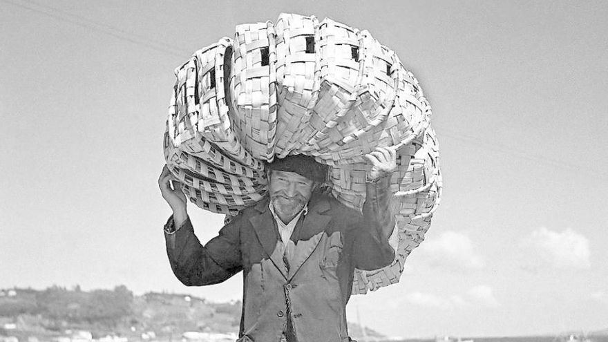Un hombre porta un conjunto de patelas. // José Suárez