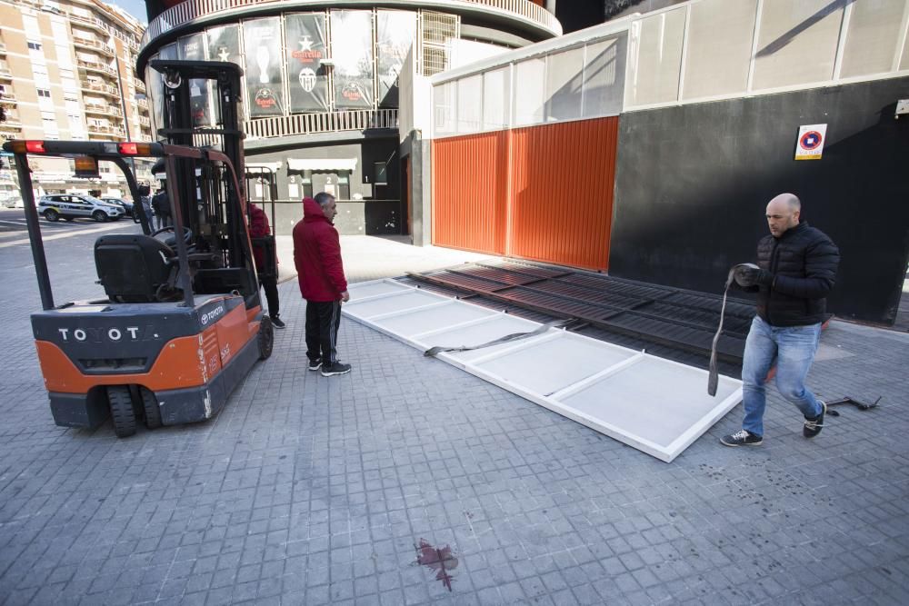 Cae una valla de Mestalla y hiere a un mujer