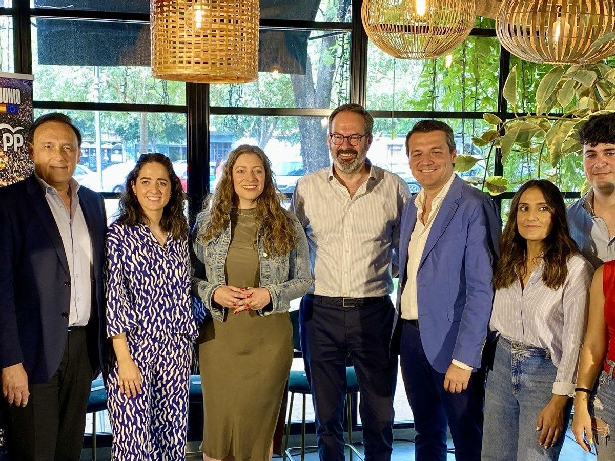 Esther Muñoz, junto a representantes del PP de Córdoba.