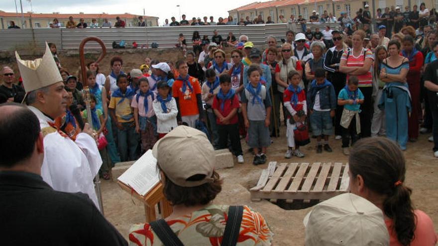 La imagen refleja el acto de colocación de la primera piedra del futuro templo, el 22 de abril de 2006.