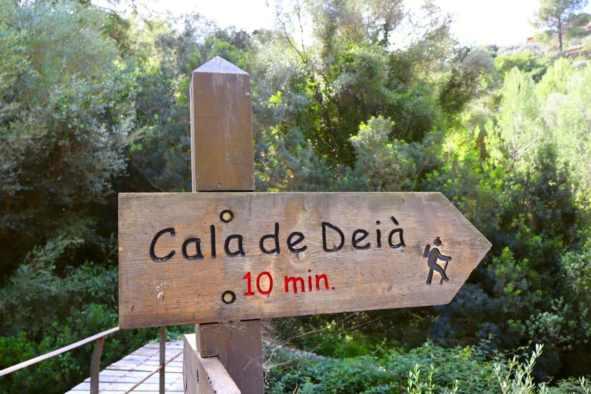 Cartel indicativo con indicaciones hacia puntos clave de Cala de Deia