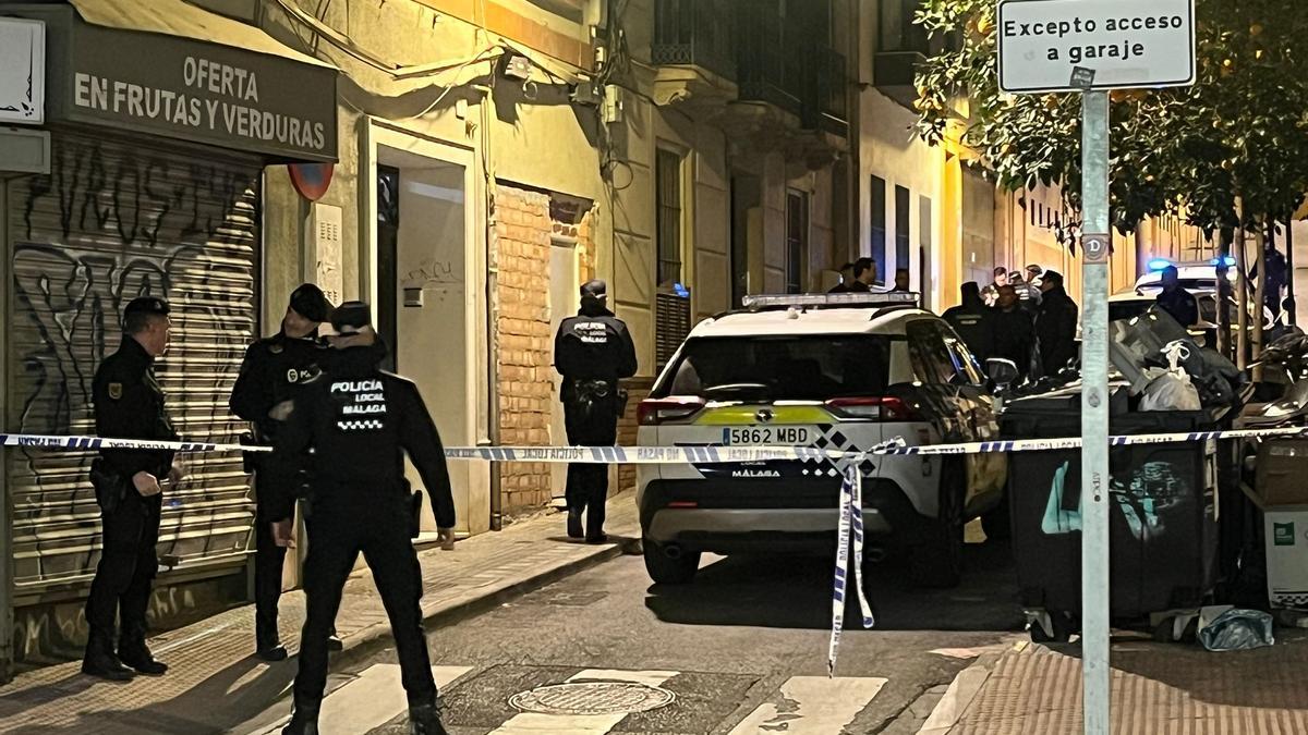 Despliegue policial en la calle Picacho, que ha sido acordonada.