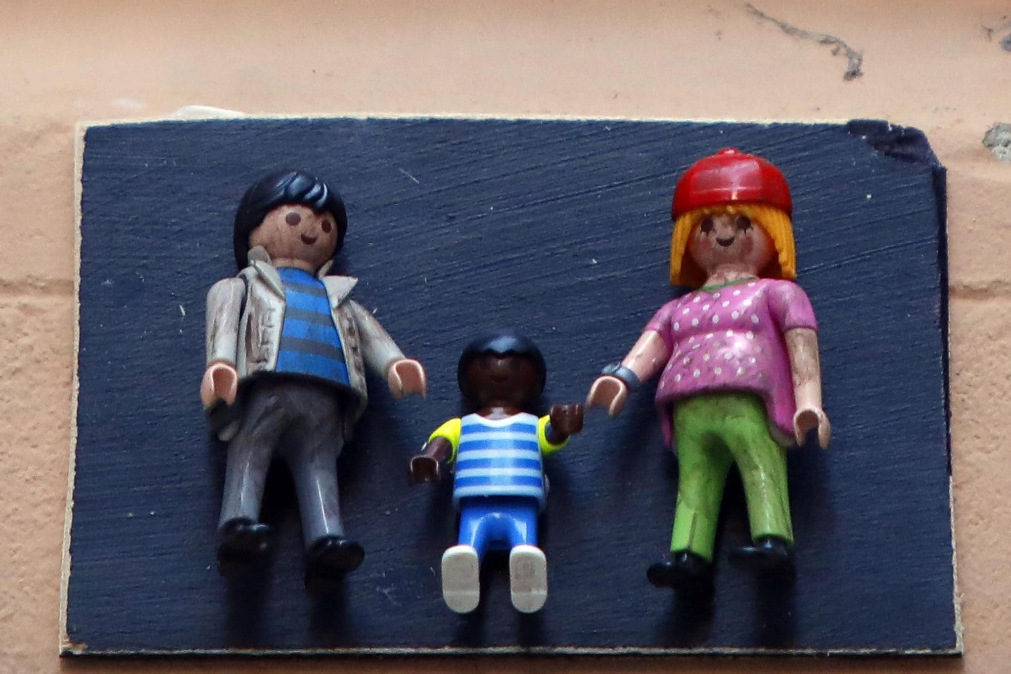 Figuras de Playmobil adornan las placas de calles en el centro de València