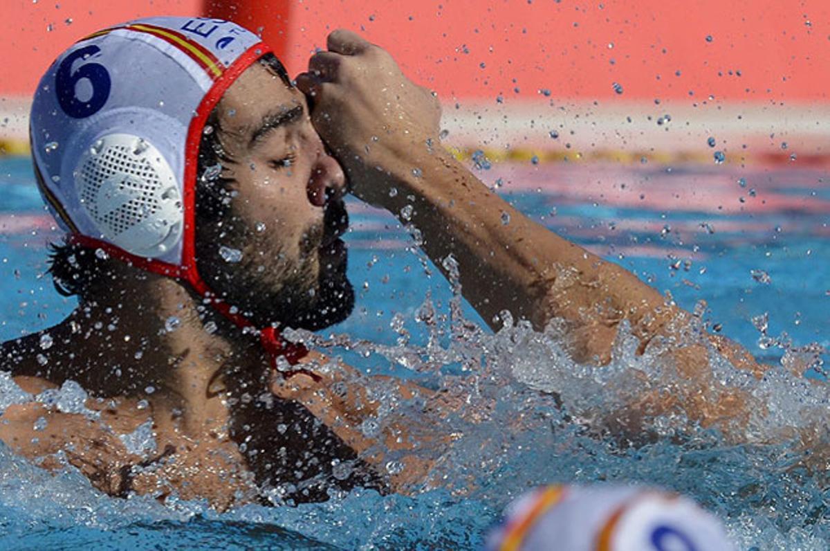 L’espanyol Marc Minguell rep un cop durant el partit entre Espanya i Austràlia, en el Campionat de Waterpolo Vodafone, a Budapest (Hongria).