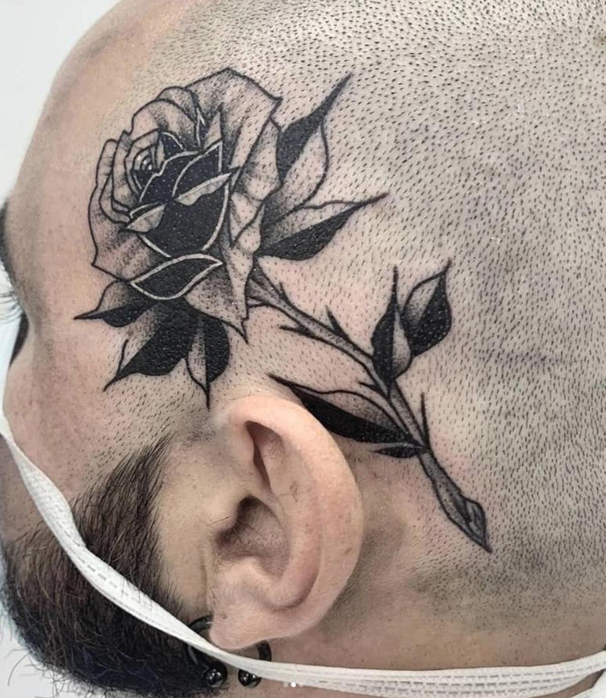 Immer öfter lassen sich Menschen Tattoos an sehr sichtbare Stellen stechen.