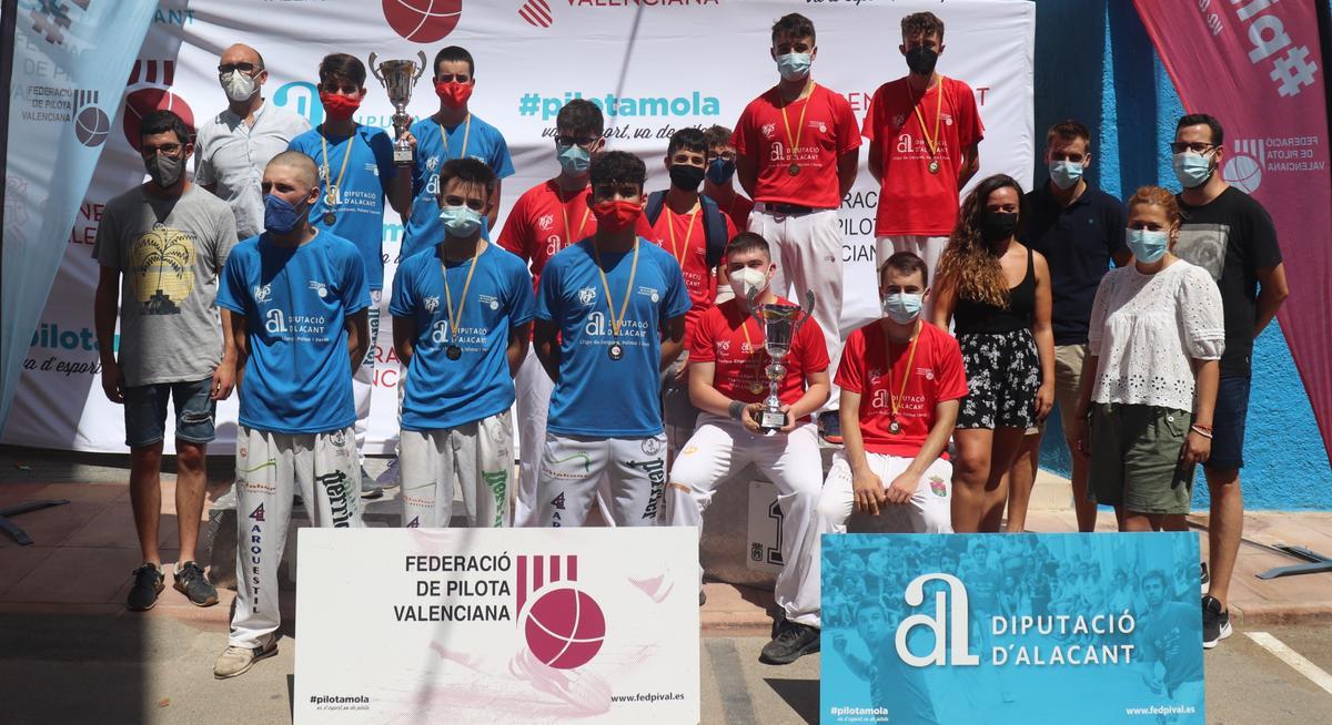 Finalistes de la categoria Juvenil de Llargues: Sella (roig) i Parcent (blau)