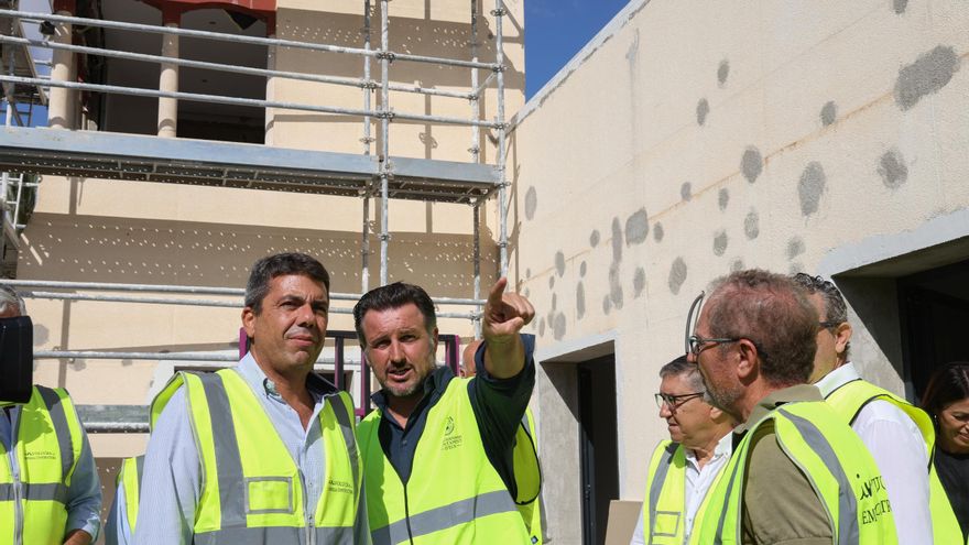 Mazón visita las obras del Hort del Gat en Elche y destaca su futuro como Centro de Interpretación del Palmeral