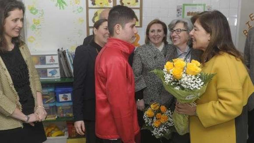 Mato charla con un alumno de Aspronaga, en A Coruña. / víctor echave