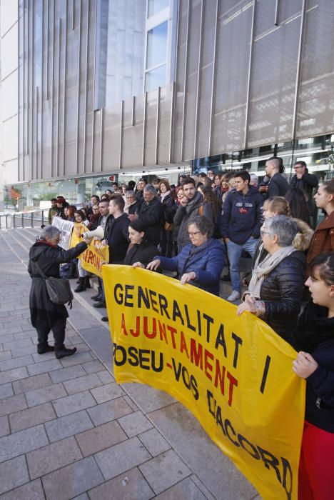 Protesta per reclamar el conserge a l'Escola d'Adults