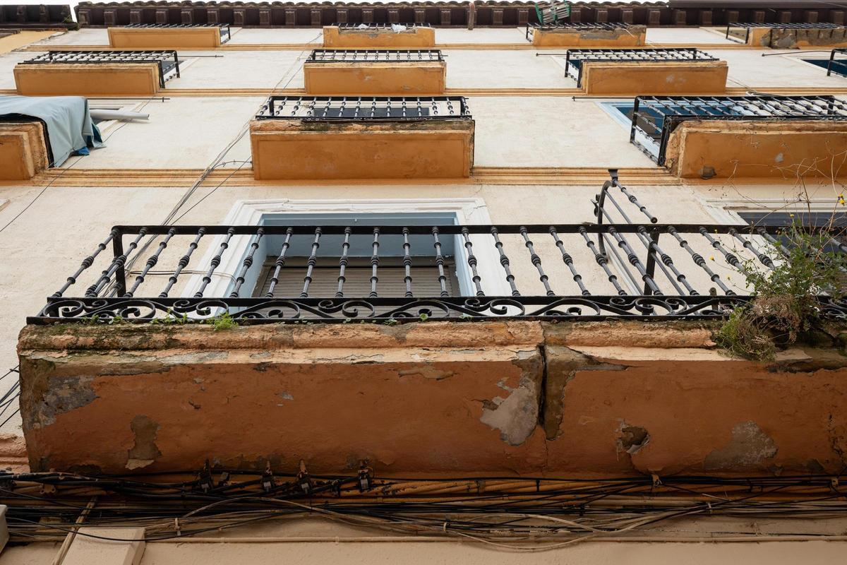Balcones en mal estado en un edificio de la calle Pignatelli.
