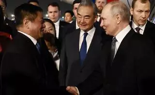 Putin llega a Pekín para escenificar sus lazos de acero con China tras la visita de Trump
