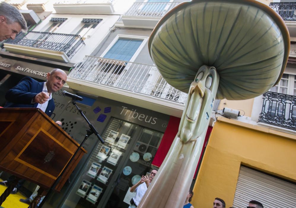 El alcalde de Alicante, Gabriel Echávarri, ha colocado esta mañana una placa en homenaje a Vicente Pastor de la Llosa Alfosea, el Chepa.