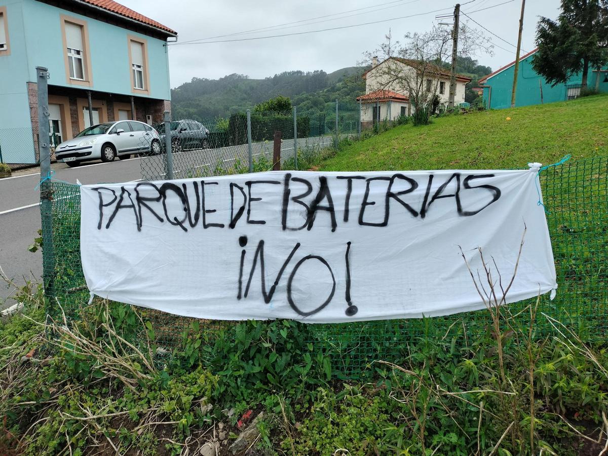 Una pancarta contra los parques de baterías.
