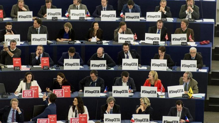 Eurodiputats expressant el seu desacord amb el CETA durant la votació.