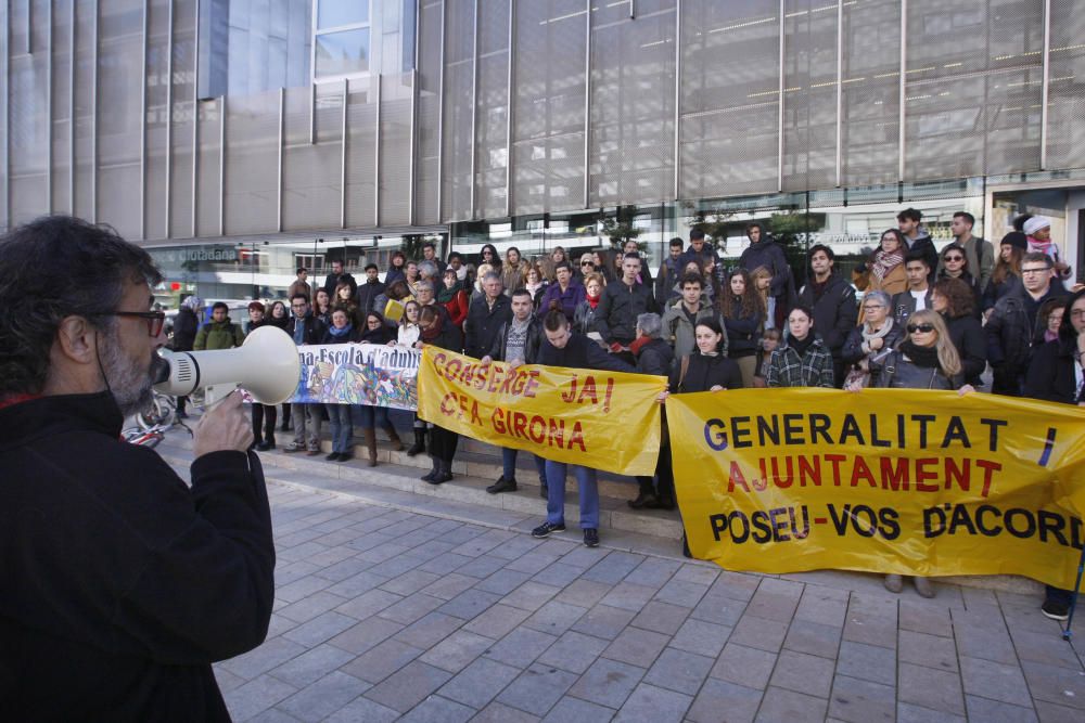 Protesta per reclamar el conserge a l'Escola d'Adults