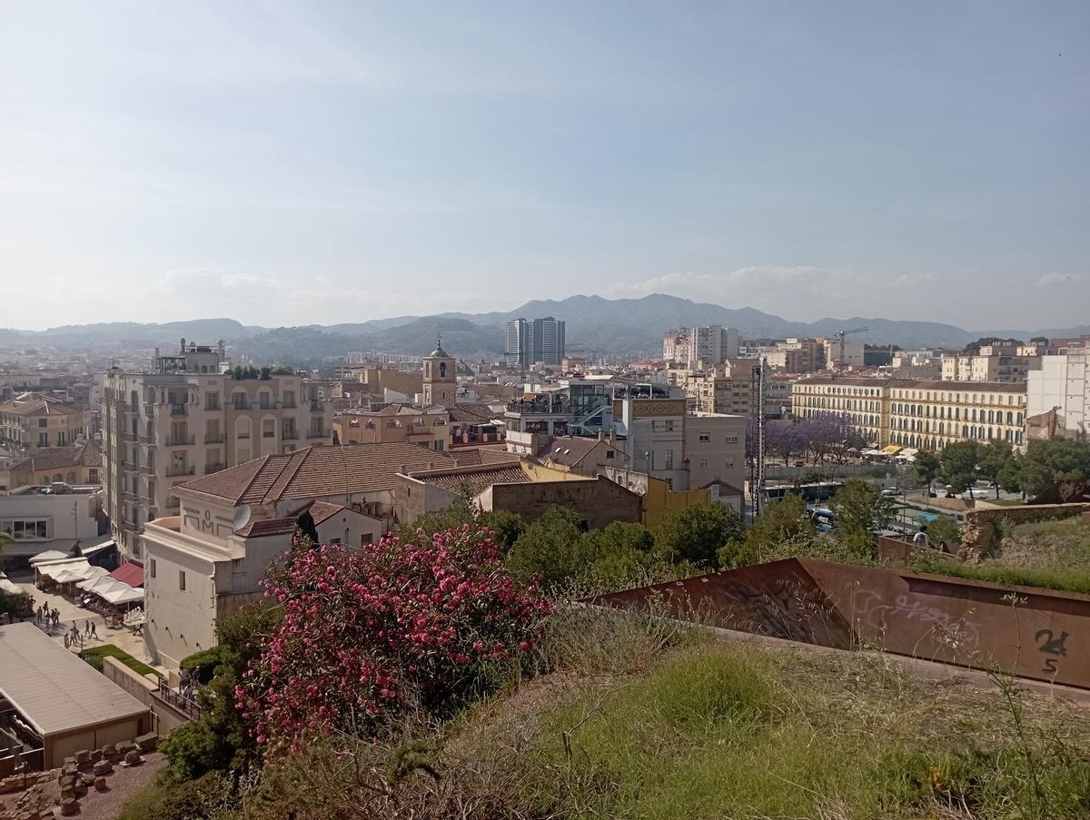 Otra vista de Málaga desde el mirador de la Alcazaba.