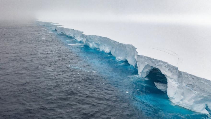 El iceberg más grande del mundo, del tamaño de Mallorca, empieza a romperse