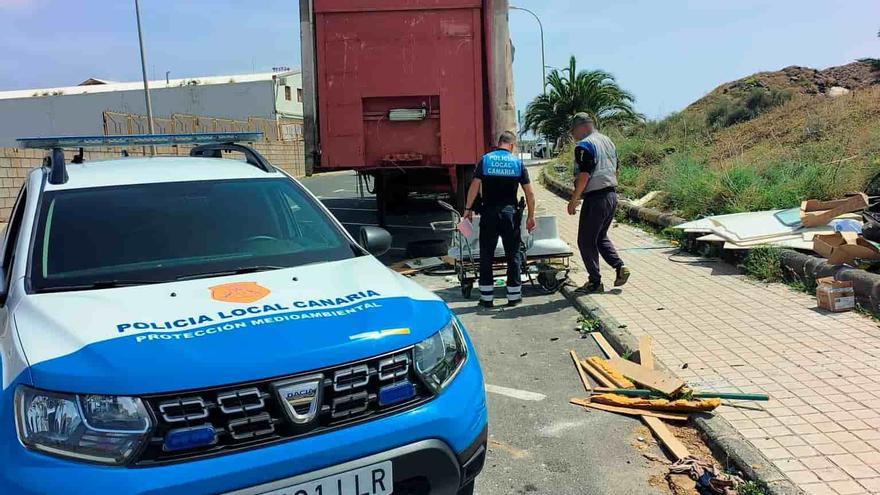 Sorprendido mientras tiraba vertidos en plena calle en el polígono industrial de Las Torres