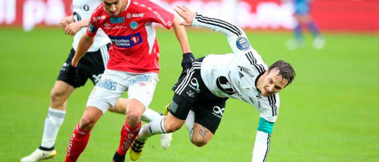 Maikel Nieves, delantero centro grancanario, durante un partido con su club, el Fredrikstad FK de la tercera división de Noruega.