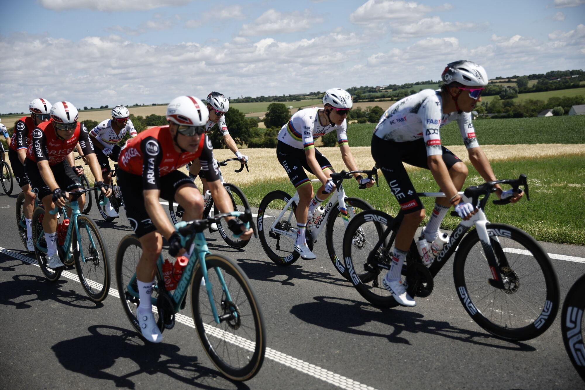 (France), 08/07/2025.- Slovenian rider Tadej Pogacar (C) of UAE Team Emirates in action during the 4th stage of the Tour de France cycling race over 174.2km from Amiens to Rouen, France, 08 July 2025. (Ciclismo, Francia) EFE/EPA/MARTIN DIVISEK