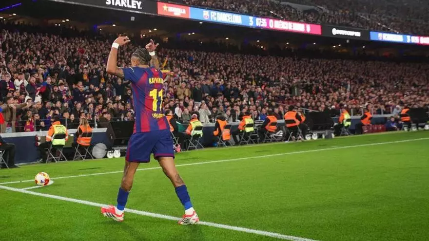 ¡Raphinha acercó más la remontada tras anotar de penalti!