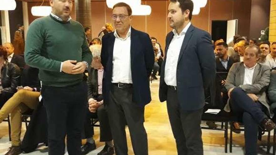 Sergio García, secretario de organización, Juan Vázquez, y Jorge Fernández Mier, coordinador de la agrupación de Oviedo, instantes antes de iniciarse el encuentro con afiliados de Ciudadanos.