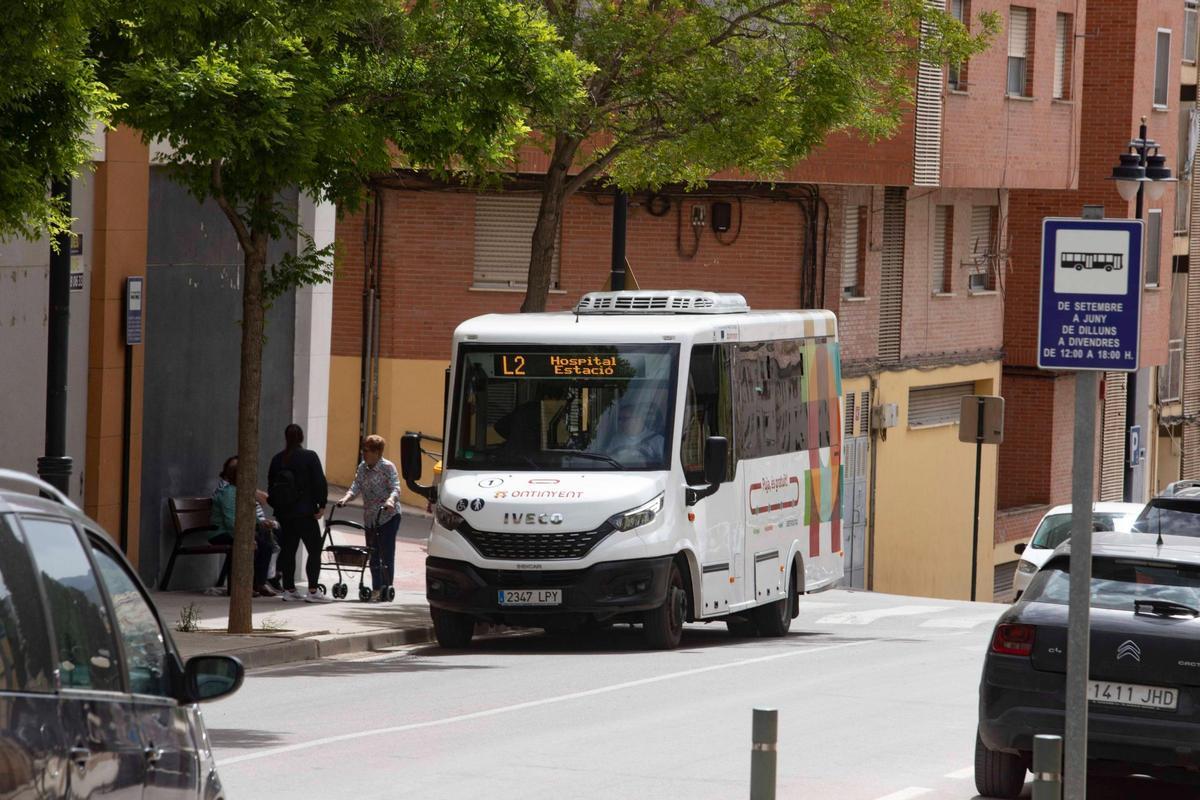Imagen de archivo de un autobús urbano en Ontinyent.