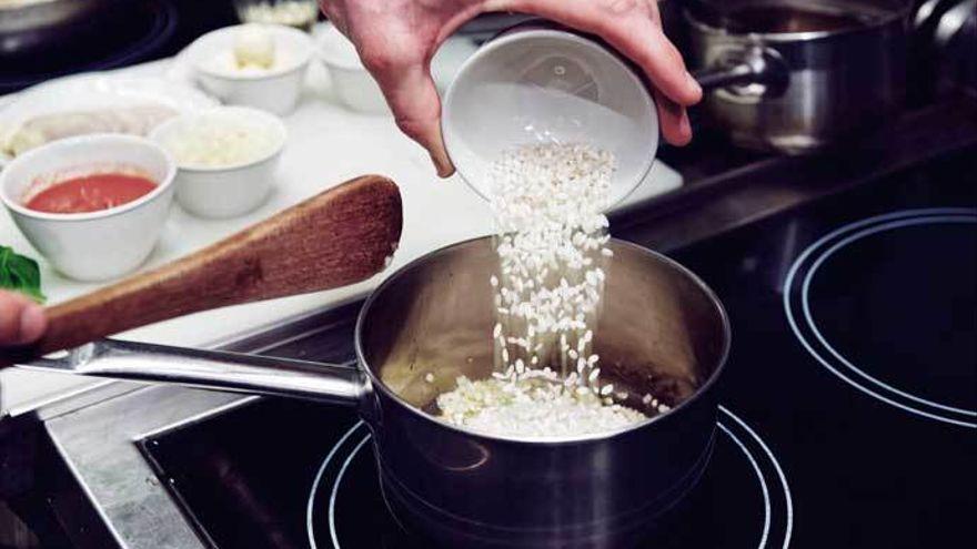 Así debes cocinar el arroz para que tenga la mitad de calorías