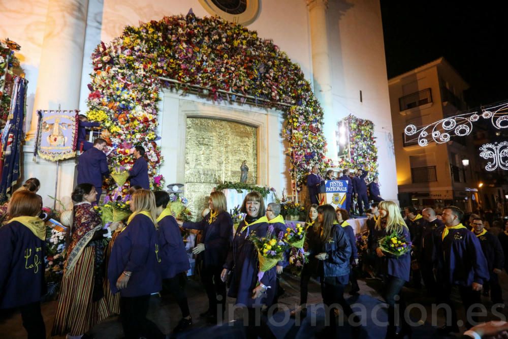 Festeros y devotos rinden culto a la patrona de Benidorm en la Ofrenda de Flores.