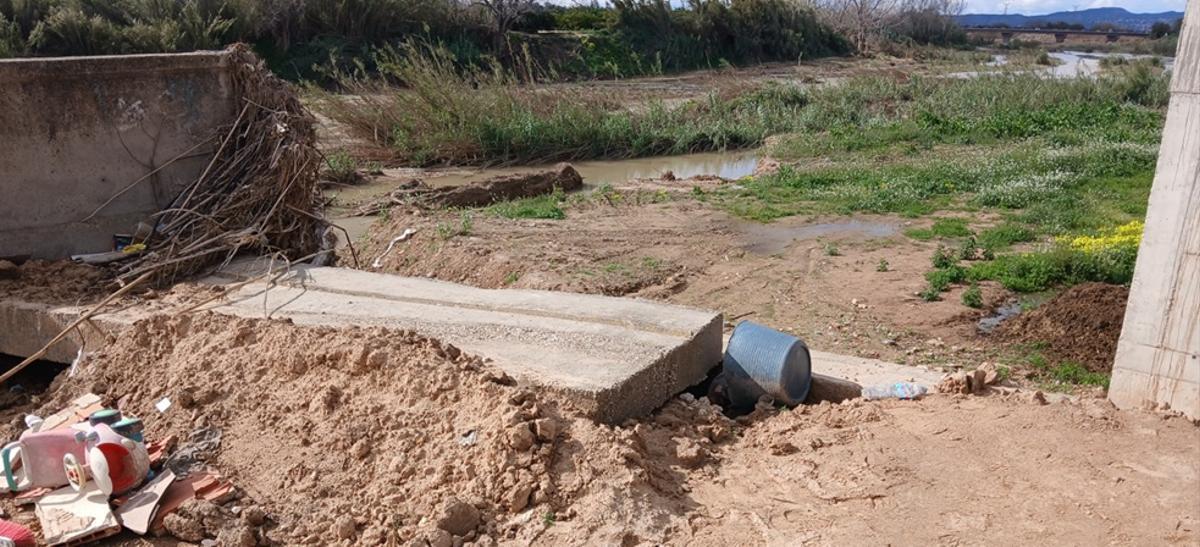 Muro de protección en un vado del Raval derrumbado por la dana y aún sin arreglar.
