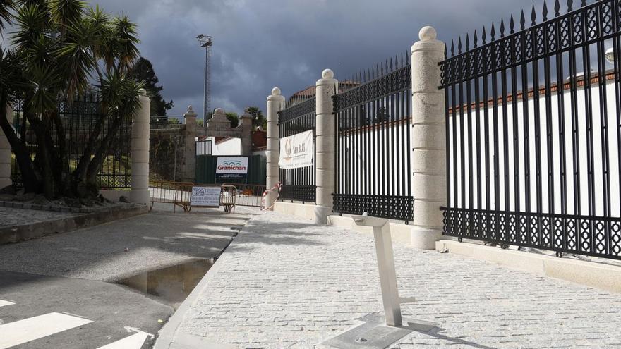 La Puerta de Lameiriña, recuperada y con nuevo cierre similar al del resto del centro.