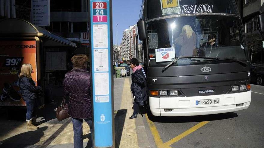 Un autobús escolar en una parada en el centro de A Coruña.