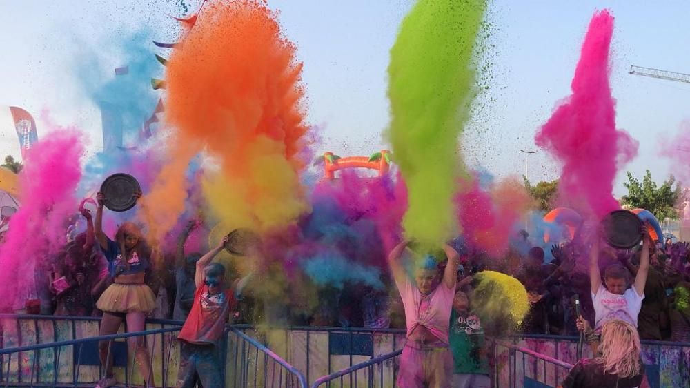 Un millar de personas disfrutan de los ''polvos holi'' en San Pedro