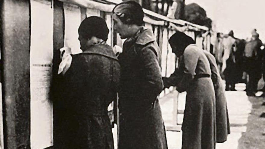 Unas mujeres consultan las listas electorales para votar en los comicios de 1933, en una foto de Alfonso.