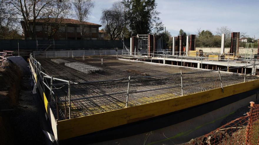 Vista del futuro nuevo consultorio de La Camocha, con su cimentación ya colocada, ayer por la mañana.  | JUAN PLAZA