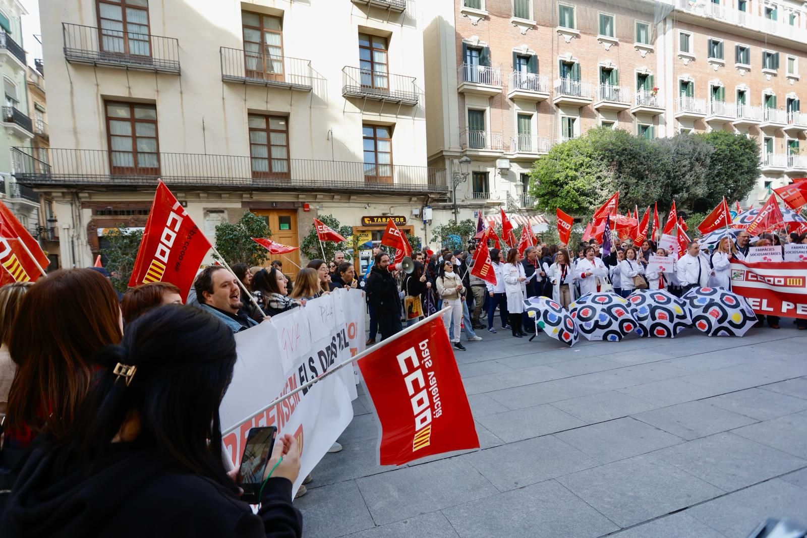 UGT y CCOO se manifiesta por el personal laboral a extinguir de Sanidad