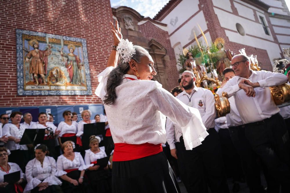 El trono con ambas imágenes ha salido del interior de la iglesia de los Mártires al ritmo de malagueñas y verdiales.