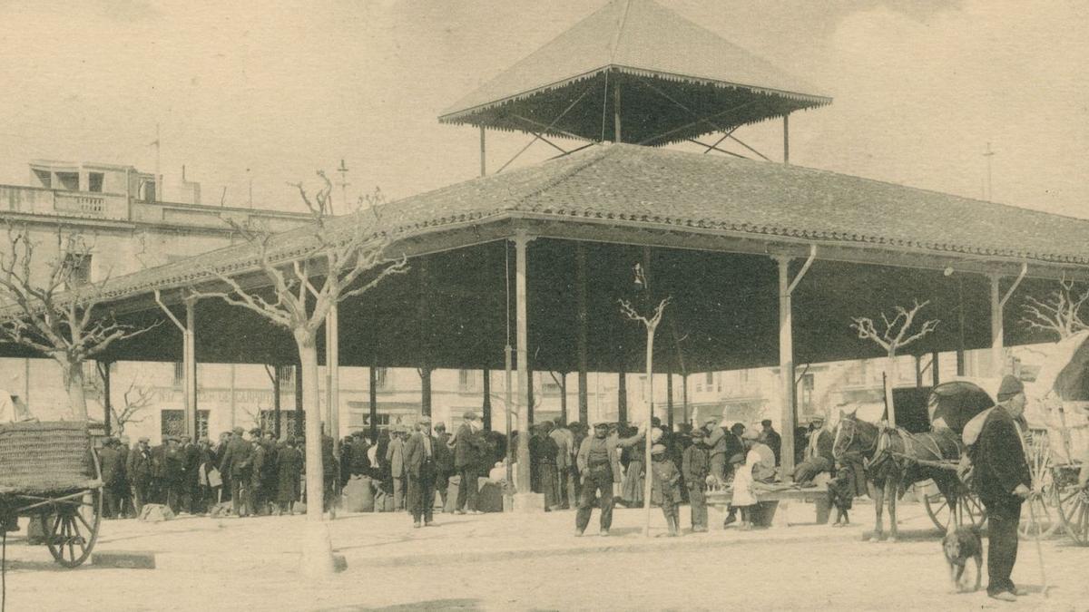La plaça del Gra a principi del segle XX en plena activitat comercial | AMF