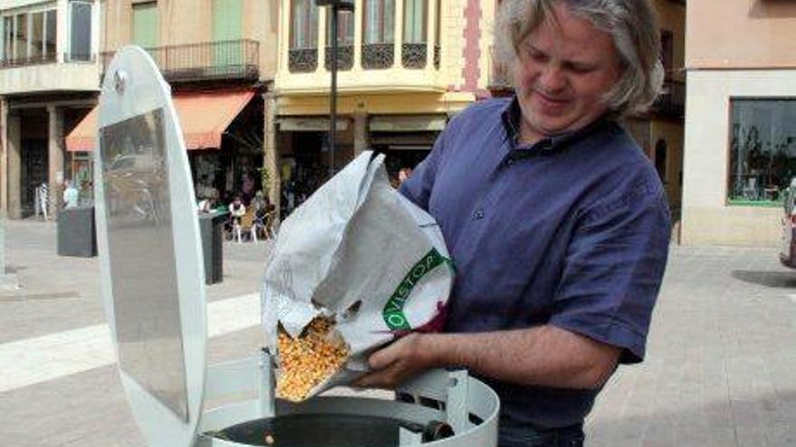 Josep Costa posant aliment amb el fàrmac a Cardona, l&#039;any 2014