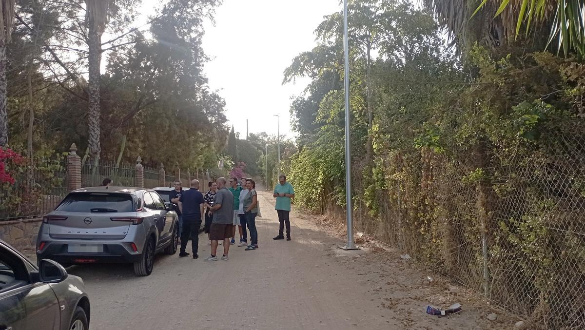 Farolas instaladas en el carril de tierra de calle Benín, una vía sin recepcionar, critica Con Málaga.