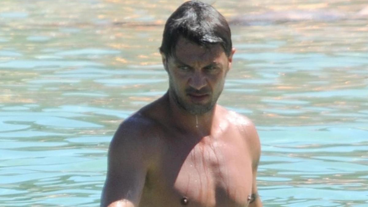 Paolo Maldini presume de forma física en las playas de Eivissa