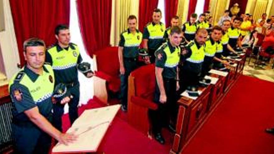 La policía local de Badajoz refuerza su presencia en la calle con 14 nuevos agentes