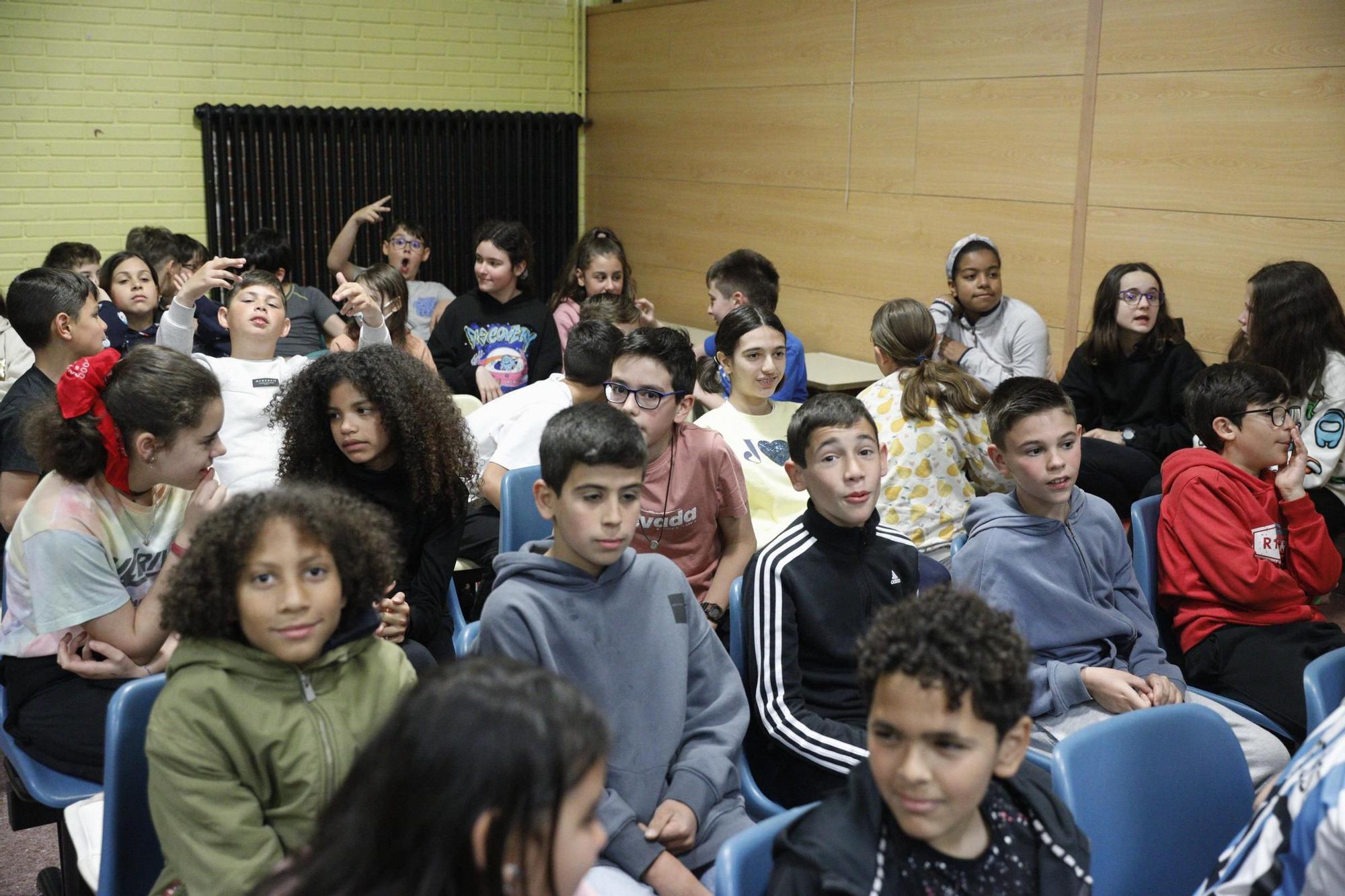 En imágenes. El Club Balonmano La Calzada visita el colegio Pumarín
