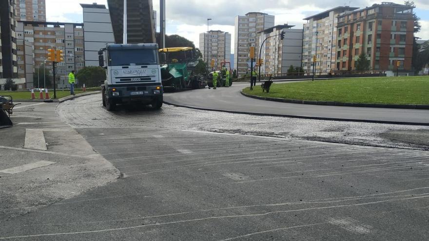 Obras en el firme de la glorieta de Foro aprovechando el descenso del tráfico