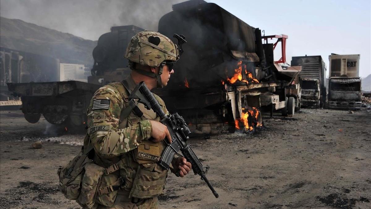 Un soldado estadounidense inspecciona la escena de un atentado suicida en la frontera afgana con Pakistán.