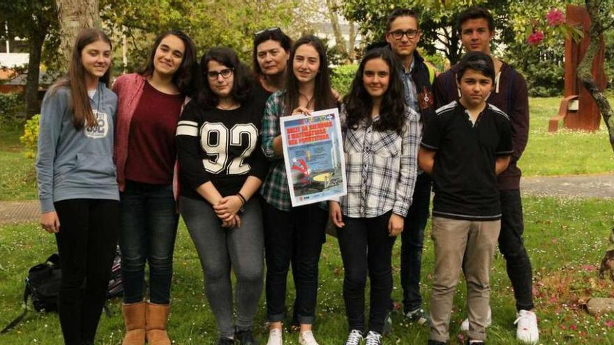 Alumnos del María Casares que ganaron la fase autonómica del Rally de Matemáticas y, detrás, su profesora.