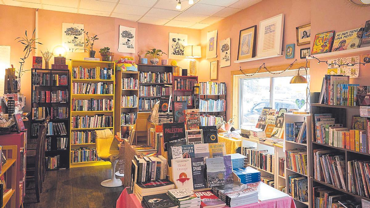 Interior de la librería Mil Mundos, en Nueva York.