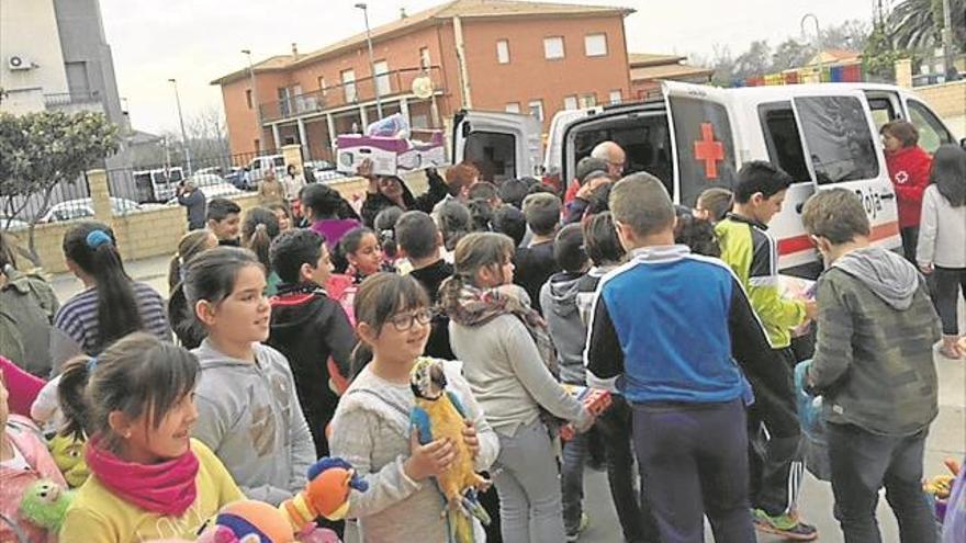 Los niños muestran su solidaridad recogiendo juguetes para otros